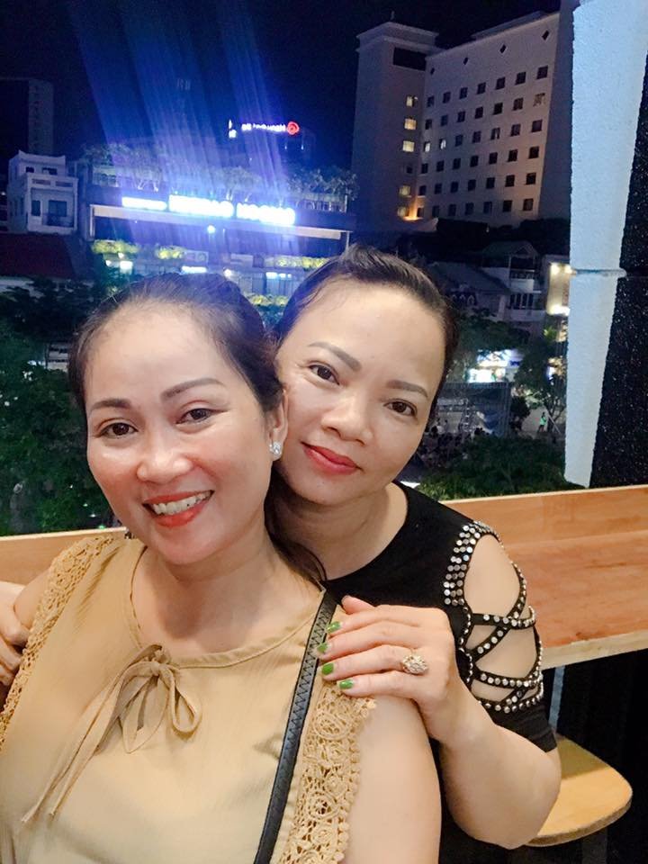Chị chị em em tranh nhau dành cờ remm