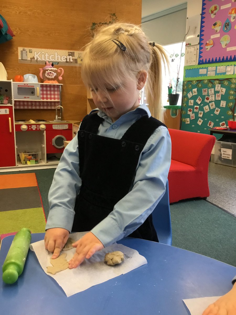 Sleeves up, it’s time to play with…clay! What a fun-filled and special activity we had in Oaks this morning. Thank you to Miss Iovanne for such a therapeutic experience that encourages our creativity! 💫 💓 
#playwithclay #EYFS #UptonJourney <a href="/UptonHouseSch/">Upton House School</a> <a href="/UptonHead/">Rhian Thornton</a>