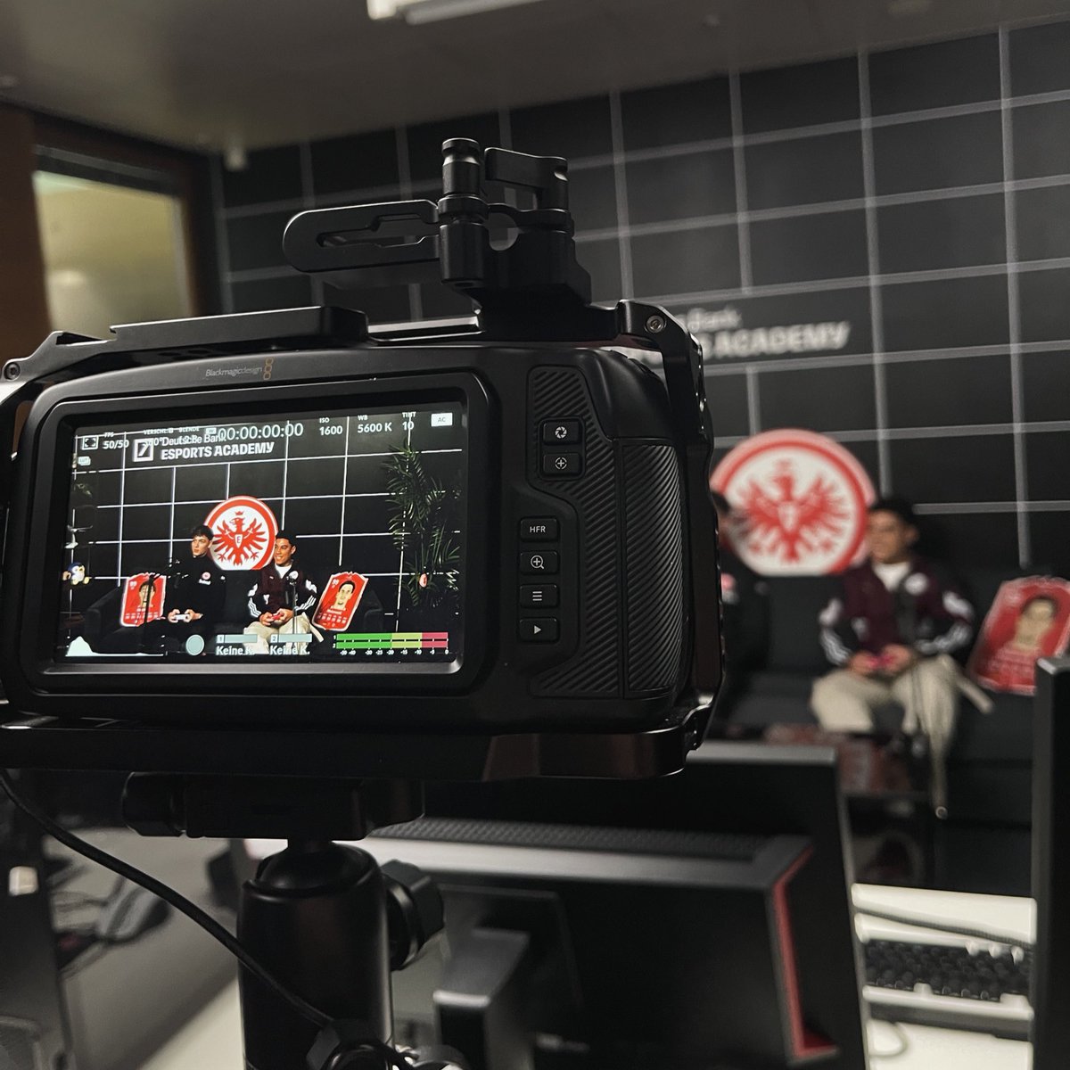 𝐇𝐨𝐡𝐞𝐫 𝐁𝐞𝐬𝐮𝐜𝐡 bei uns in der Esports Academy - <a href="/LevideWeerd/">Levi de Weerd</a> von Ajax Esports hat heute bei uns vorbeigeschaut. 🤝

Vielleicht gab es auch eine erste virtuelle Prediction gemeinsam mit <a href="/RomeoDaReal/">Romeo_439</a> für heute Abend... 👀

#SGEsports | #SGE | #SGEAJA