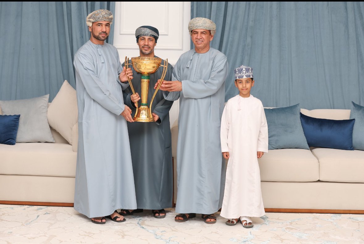 adil_alkasbi's tweet photo. كانت ليلة استثنائية، حيث كرّم اللواء خليفة بن علي السيابي، بحضور معالي الدكتور رئيس المكتب الخاص، وعدد من أصحاب المعالي، نادي الشباب بعد حصوله على كأس السلطان.
@khalidsaif55 https://t.co/ApaA8jVgPk
