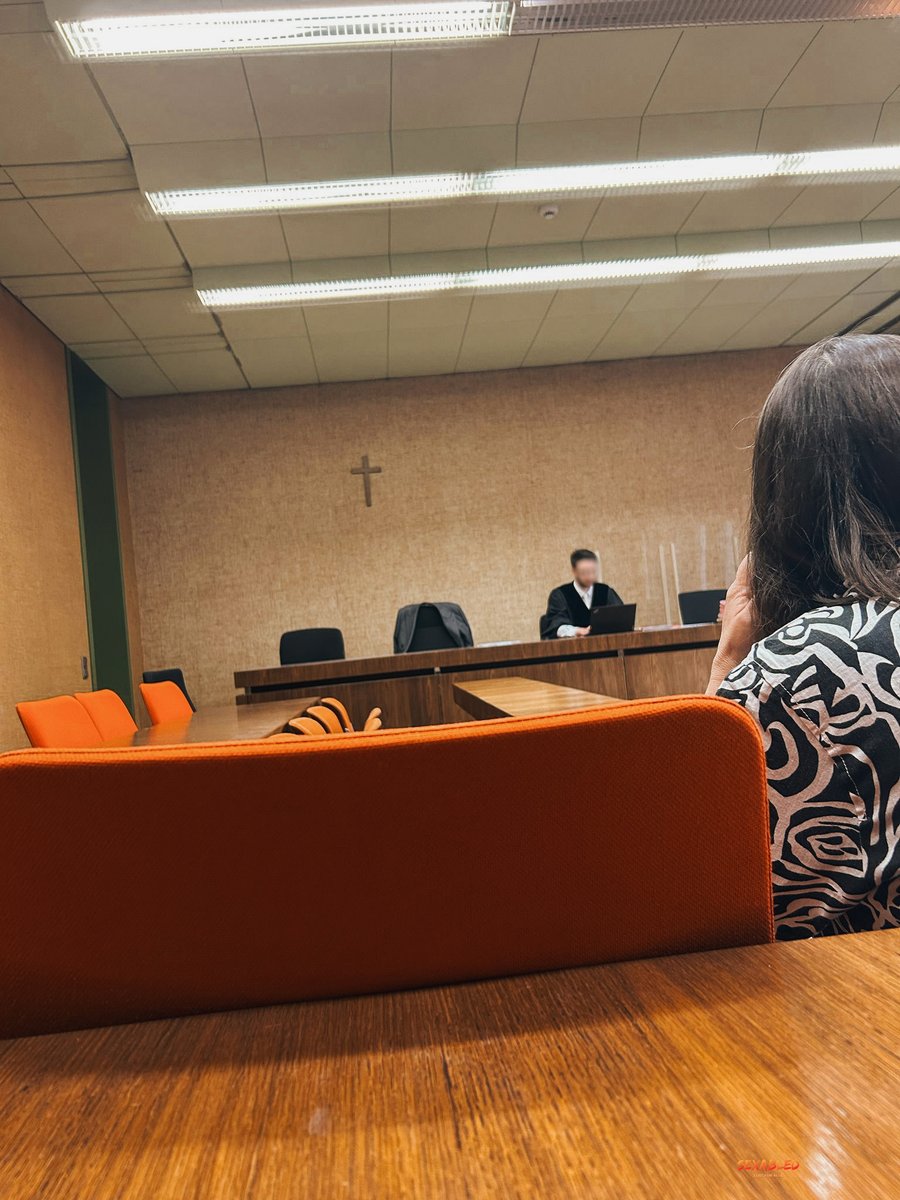 sexabled_lily's tweet image. Der Fall Lisa Poettinger: Der Staat gegen die Menschlichkeit

@lisapoettinger zeigt Zivilcourage gegen ein antisemitisches und queerfeindliches Plakat der AfD. Die zuständige Staatsanwaltschaft erhebt Strafanzeige ohne Strafantrag. Der folgende Prozess wird zur Farce.⬇️