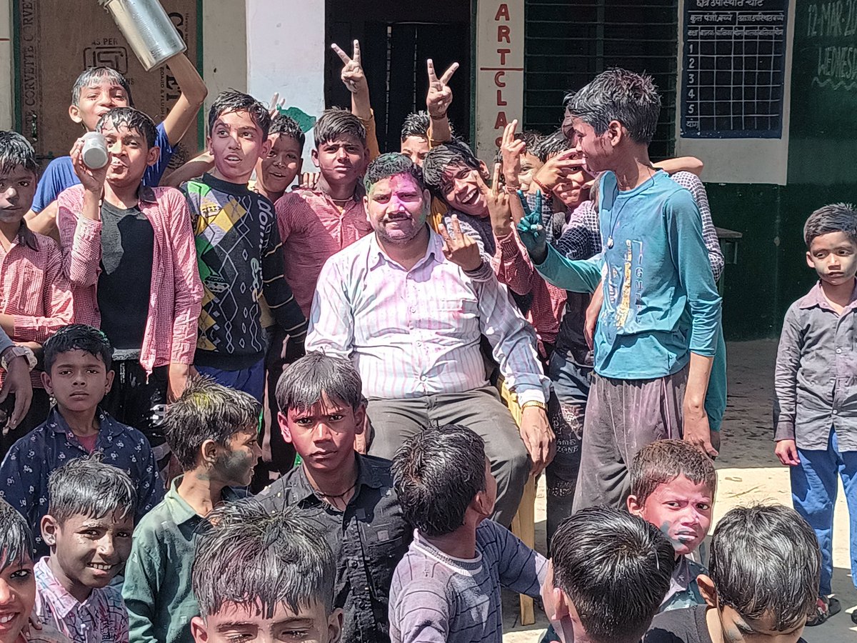 आप सभी को 
#Holi की हार्दिक शुभकामनाएं 
ढेरों बधाईयां