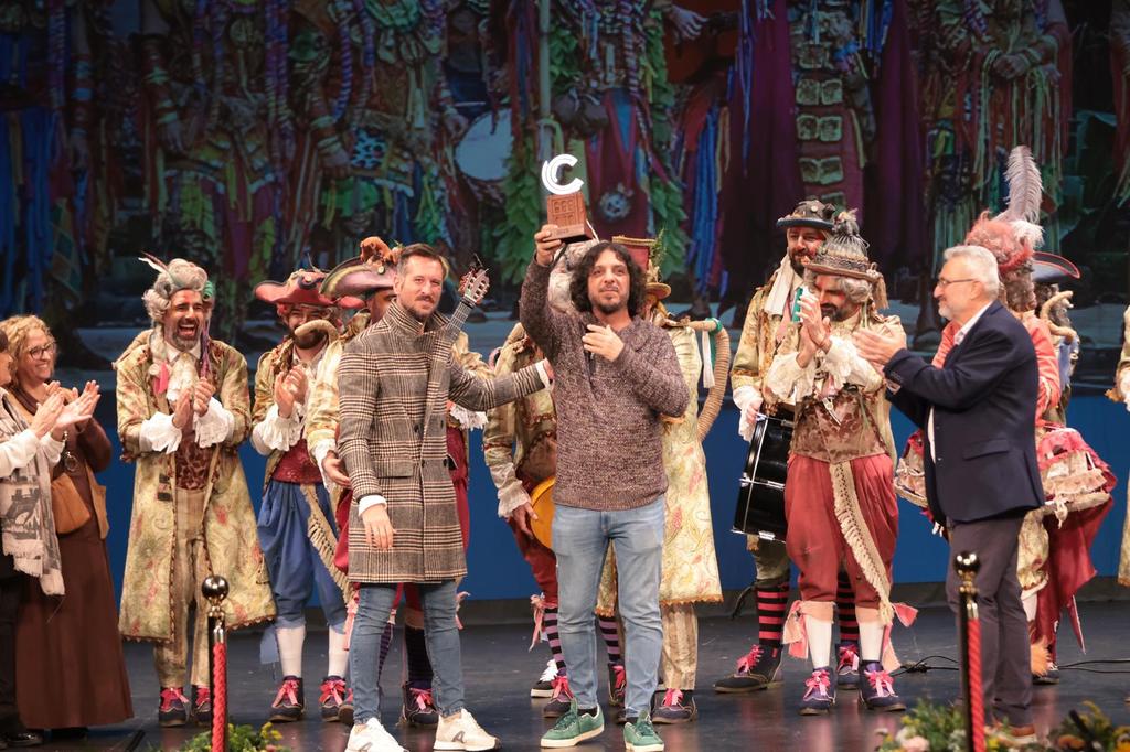 Entrega de premios en El Gran Teatro Falla.

Gracias afición, Gracias carnaval, gracias comparsa ♥️♥️♥️.