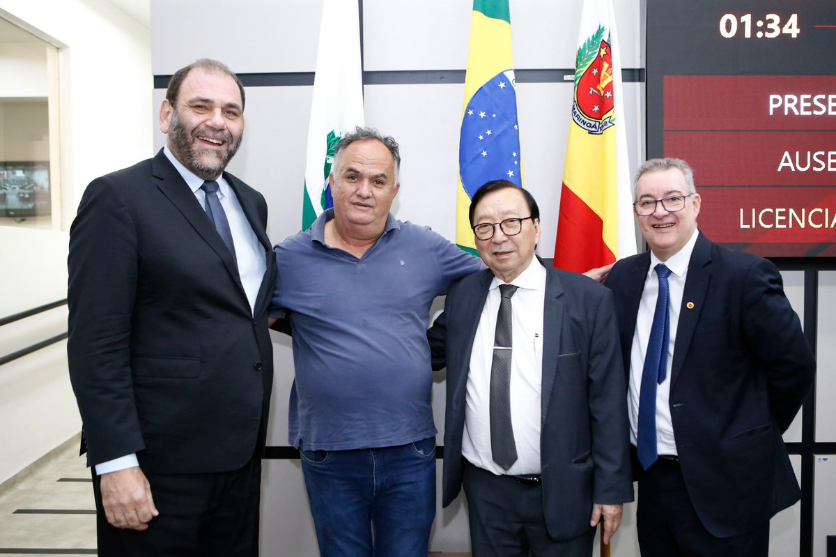 Visita do prefeito de #Sarandi, Carlos De Paula, na Câmara Municipal. Na foto, com meus amigos, vereador Mário Hossokawa, e o presidente em exercício do Legislativo, Sidnei Telles.
