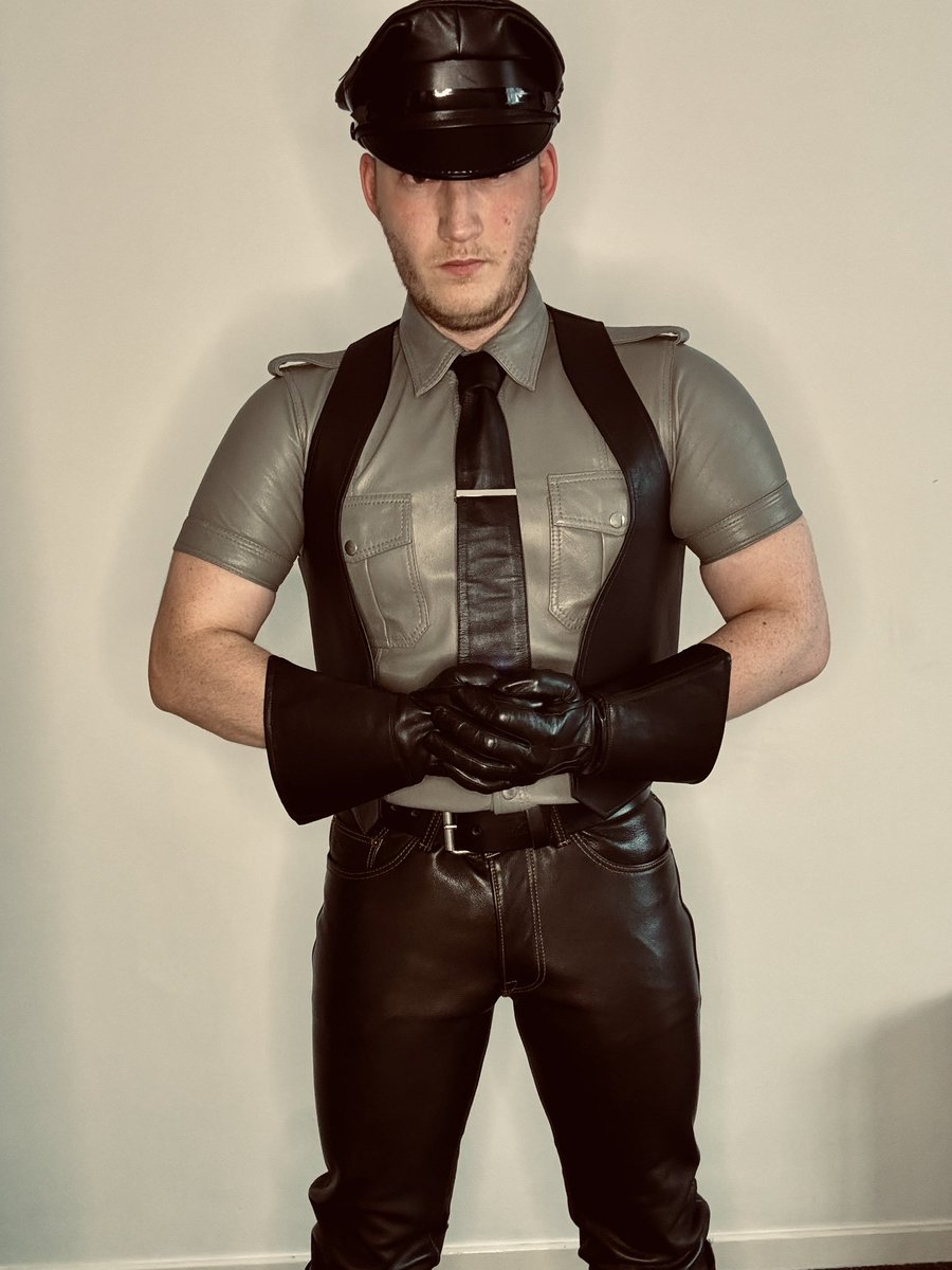 The cash GOD you dream of serving. Stop being a pathetic loser for once in your life and start sending that cash where it belongs; MY WALLET. It is your purpose to be reduced to nothing more than an 🏧

#findom #leather #cashMaster #finsub #paypig #walletdrain #leatherMaster