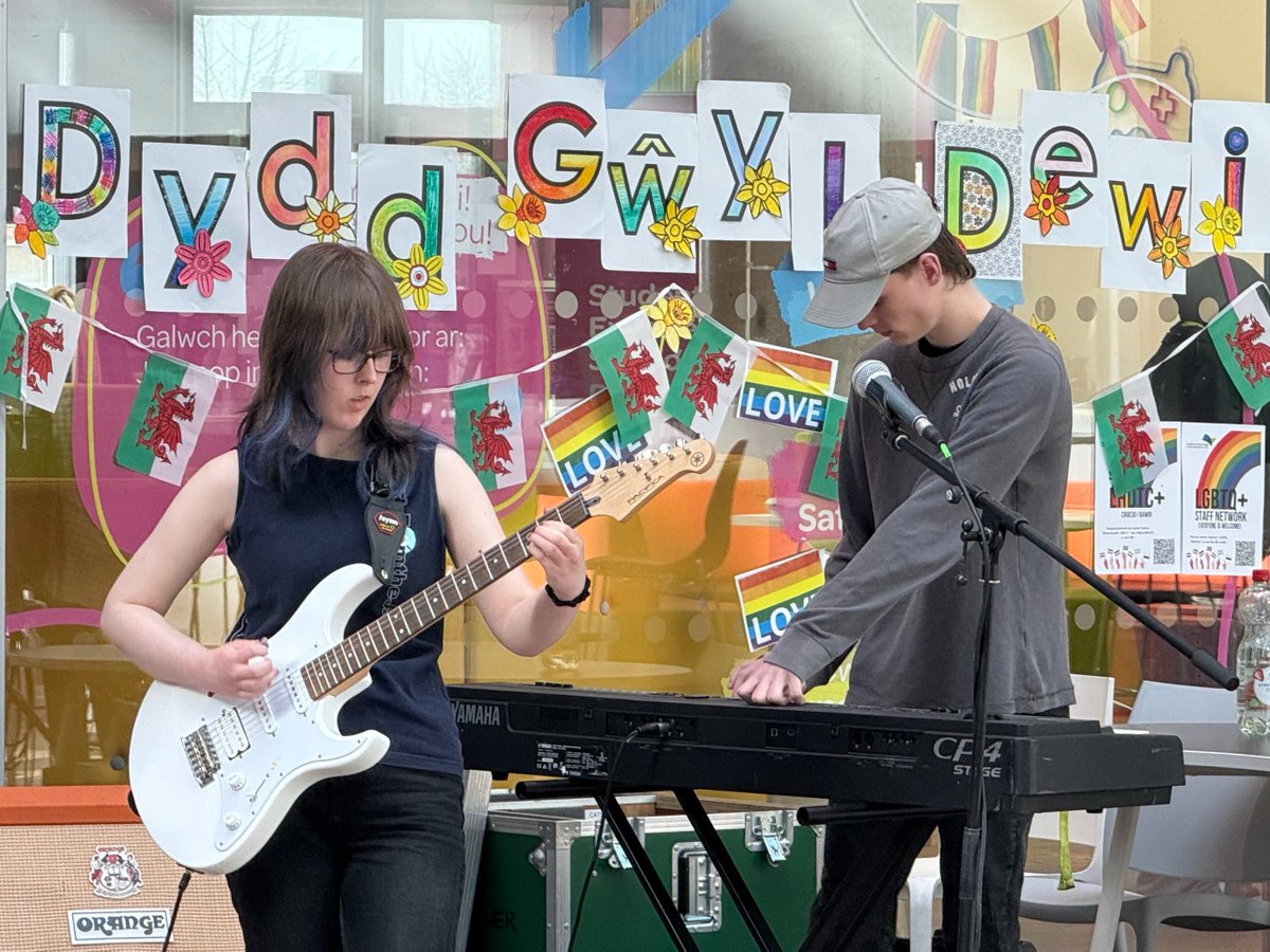 Cafwyd llawer o weithgareddau i ddathlu Wythnos y Gymraeg gan gynnwys hwyl ar y sgrîn werdd, picau ar y maen, sioe ddwyieithog, twrnament osgoi'r bêl, cerddoriaeth a gwisg draddodiadol! DIOLCH anferth i bawb am gymryd rhan i ddathlu'r iaith Gymraeg.