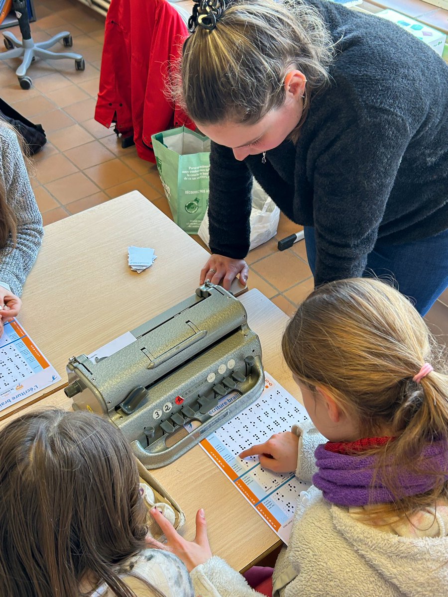 Quand une activité scolaire me permet de recroiser une « vieille » connaissance de ma période de journaliste. Merci pour l’animation, <a href="/JoannieBD/">Joannie Bovy Defays</a> et sa team de l’asbl La Lumière. #sensibilisation #braille #torball