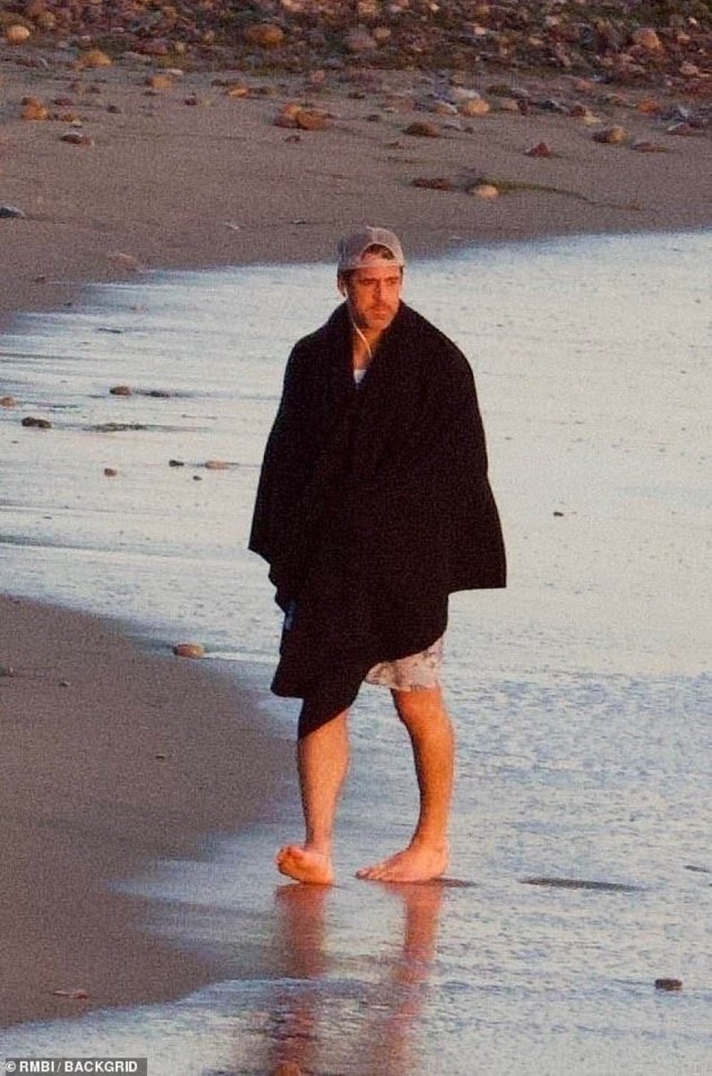 AMangled's tweet photo. It’s giving “divorced woman who finally found herself and threw her wedding ring in the ocean” https://t.co/I70vxuO1TW