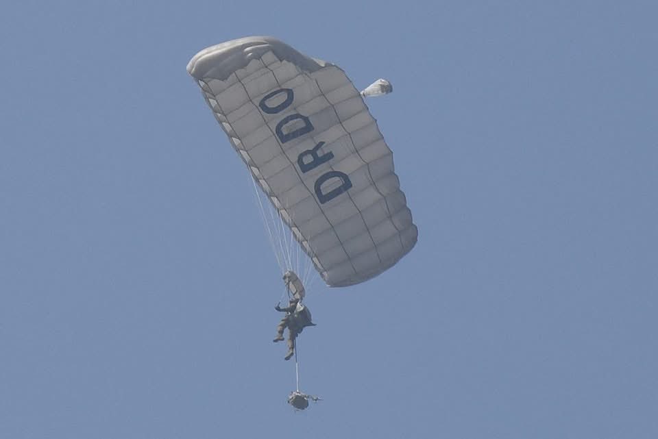 IndianDefenceT's tweet image. #DRDO’s ADRDE successfully completes a Combat Freefall Jump using the indigenous Military Combat Parachute System (MCPS) from an altitude of 27,000 ft with a full combat load.

#MilitaryTech #ParachuteSystem #IndianDefence #MakeInIndia #CombatReady #DRDOInnovation