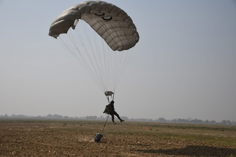 IndianDefenceT's tweet image. #DRDO’s ADRDE successfully completes a Combat Freefall Jump using the indigenous Military Combat Parachute System (MCPS) from an altitude of 27,000 ft with a full combat load.

#MilitaryTech #ParachuteSystem #IndianDefence #MakeInIndia #CombatReady #DRDOInnovation