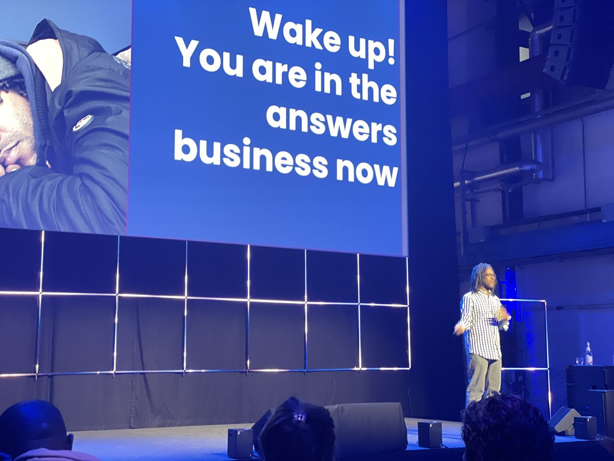 Closing keynote by the awesome <a href="/wilreynolds/">Wil Reynolds</a> 🙌  #fos25 #fos2025