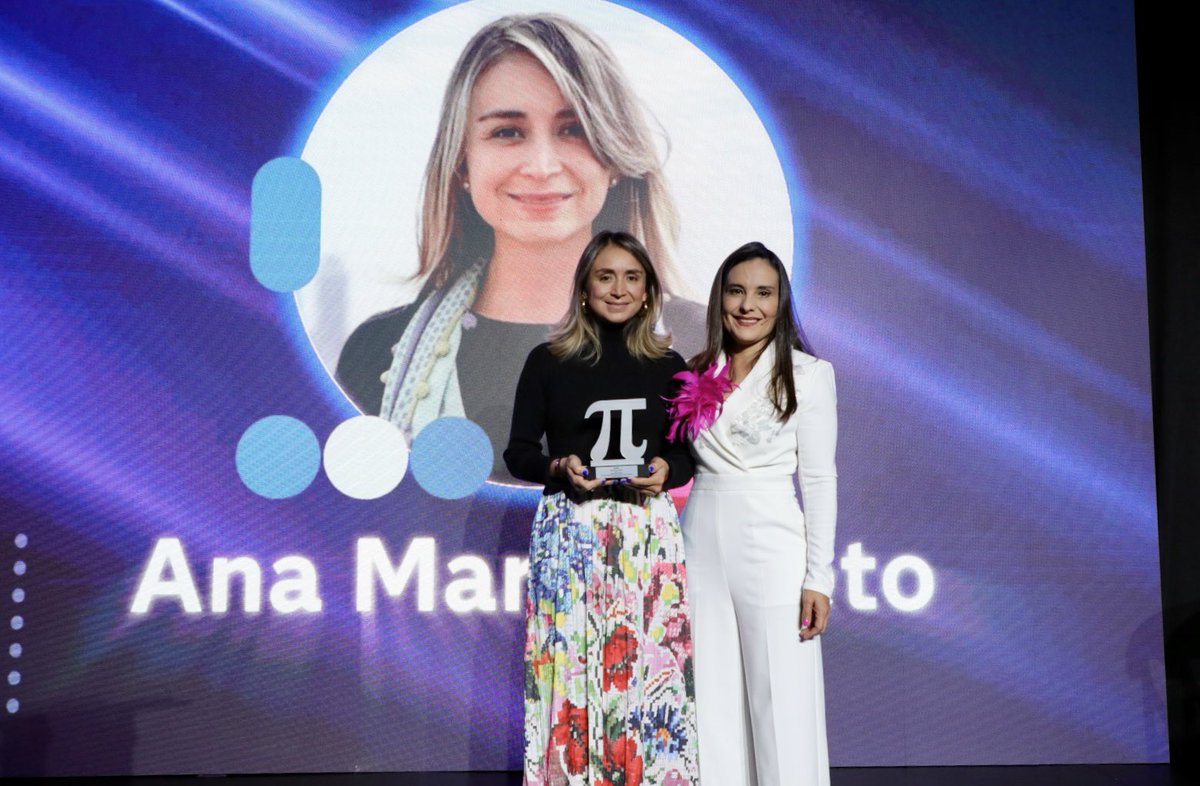 BancoRepublica's tweet image. #AEstaHora la directora del Sistema de Pagos del Banco de la República, Ana María Prieto @AnaMaPrietoA, recibe el reconocimiento #MujeresQueInspiran 2025 en el #HelloDataColombIA de @Sas_Colombia, gracias a su liderazgo en la implementación de tecnologías avanzadas que optimizan…