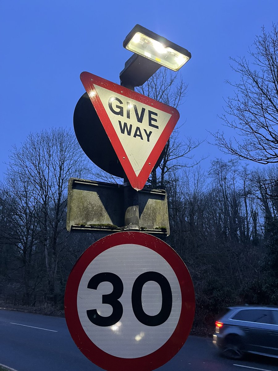 Mucky signs cleaned off in Paulton heading towards Midsomer Norton, all better now!

<a href="/bathnes/">Bath & North East Somerset Council</a> 
#paulton
#midsomernorton
#roadsignclean
#communityclean