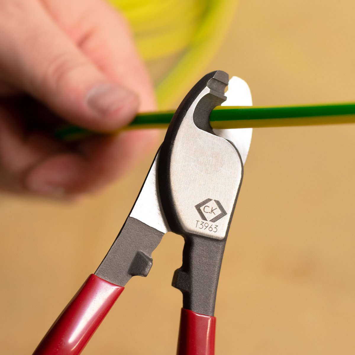 🏆A Cut Above the Rest!🏆
The T3963 Classic Cable Cutters are a fan favorite for a reason! With razor-sharp, induction-hardened blades, they deliver exceptional cutting performance on copper and aluminum wire—effortless, precise, and built to last.