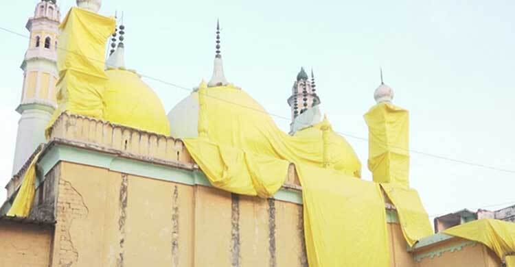ভারতে হোলি উৎসবের আগে ত্রিপলে ঢেকে দেওয়া হচ্ছে মসজিদ