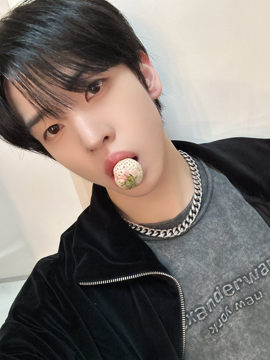 CRAVITY_twt's tweet photo. 화이트데이 화이트딸기~ 🤍🍓
#앨런 #ALLEN https://t.co/bXARDLbDZK