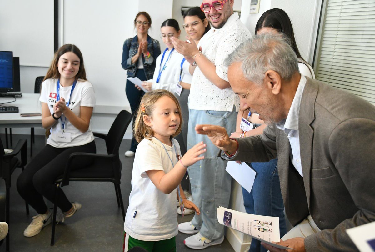 🦠🔬Nuestro director <a href="/francohormiga/">Javier Franco Hormiga</a> junto al <a href="/RectorULPGC/">Lluis Serra, Rector ULPGC</a> recorrió las áreas de laboratorio, talleres y experimentos vinculados al agua salada, fósiles, pigmentos, energía, mariposas, frutas, arco iris, naturaleza, hielo y medio ambiente.
#miniferia25 
#infaciencia 
#somosciencia