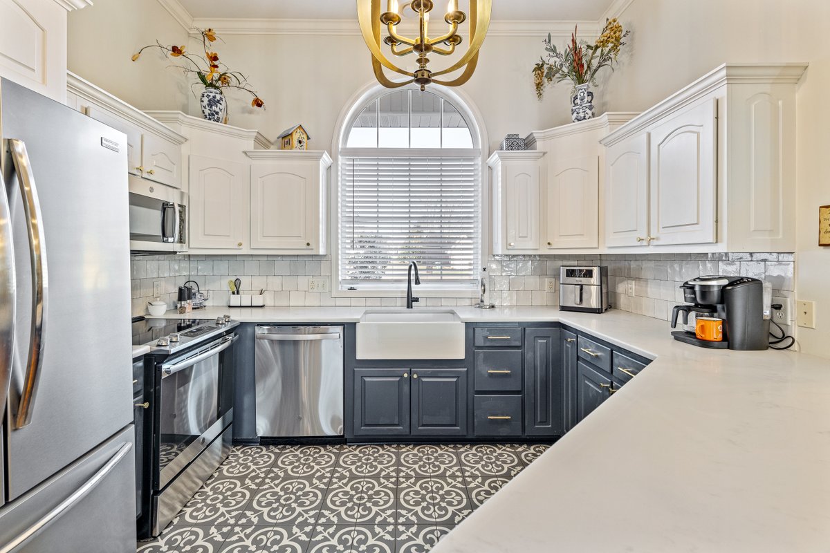 brianbendily's tweet photo. West Monroe buyers—this one’s for you! 
📍 130 Mizell Ln, West Monroe, LA
🛏 3 Bed | 🛁 2 Bath | 📐 1,968 Sq. Ft. | 💰 $280K
✅ Fireplace in the living room
✅ Walk-in closet &amp; jet tub in Master Bedroom
✅ Enclosed back patio
Call 318-282-2222 before it’s gone!
#NewListing https://t.co/Hob95orVGF