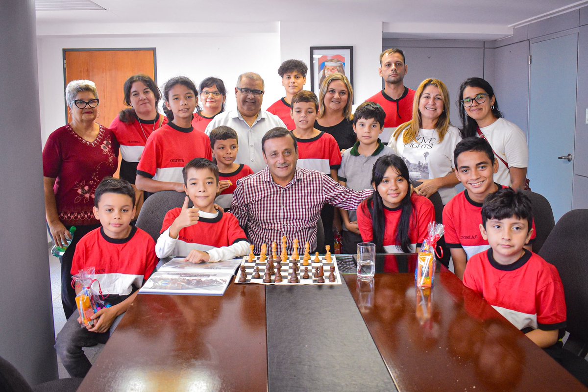 herrerayflia's tweet image. ♟️ Recibí a los chicos que practican ajedrez en el Club Legislativo, jóvenes talentos que ya compiten de forma federada y entraron al Elo del ranking mundial 🌍🔥.
El ajedrez no solo es un juego, es una herramienta que potencia la estrategia, la concentración y la velocidad