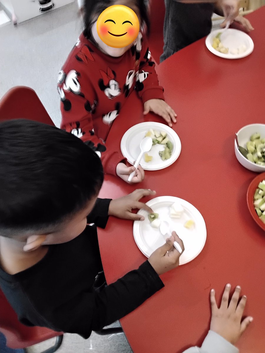 LeighPrimary's tweet photo. RB went from designing a fruit salad to tasting it! They enjoyed a range of fruits..pineapple, watermelon, kiwi, apples and oranges. It definitely went down a treat and was one of their 5 a day! #fay5aday #healthyeating #startwell @startwellbham https://t.co/iVcDRVBPdl