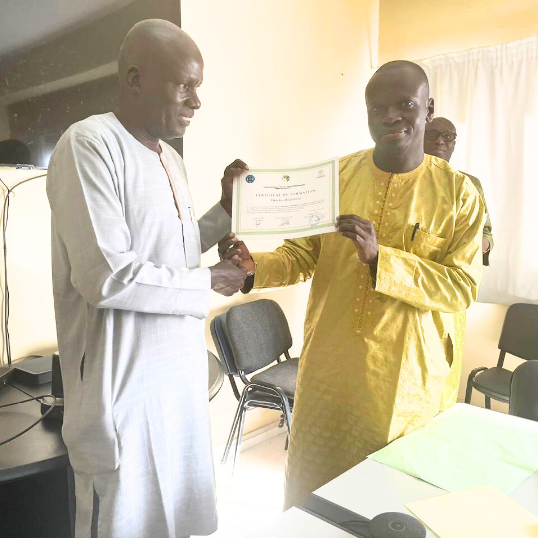 Le centre d'excellence AGIR Félicite le Pr Demba DIEDHIOU à la suite de sa nomination au poste Directeur du Centre hospitalier Abass Ndao.
#Créditphoto: CEA AGIR, Remise d'une attestation lors d'une formation en Biostatistique à l'UCAD.