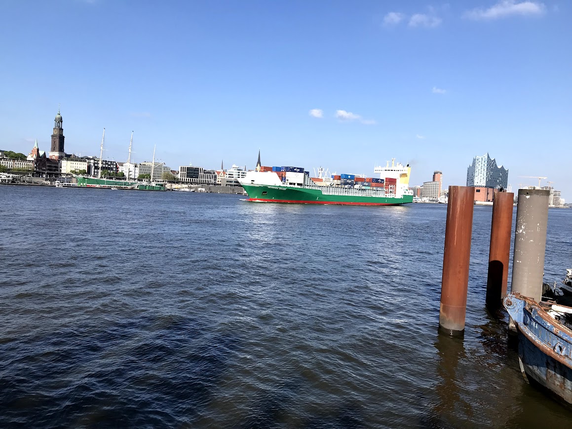Hamburger Hafen Steinwerder: Blick Richtung Landungsbrücken und Elbphilharmonie #Hamburg #HamburgerHafen #Germany
Foto: jan-siefken.de