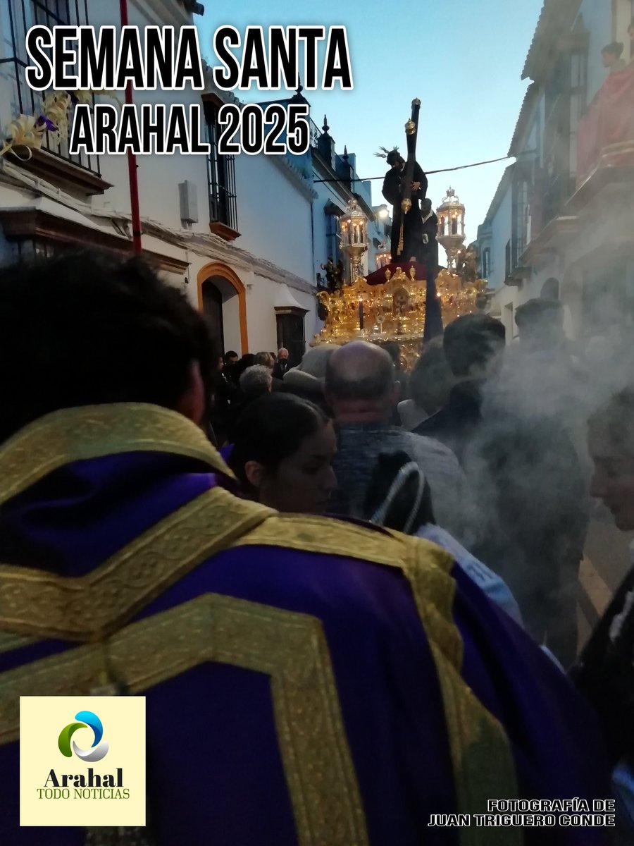 Presentamos el cartel digital con el que anunciamos la Semana Santa de Arahal 2025, ilustrado con una fotografía del paso de Nuestro Padre Jesús Nazareno, antecedido por acólitos en calle Doctor Gamero, en la amanecida del Viernes Santo, obra del arahalense Juan Triguero Conde.