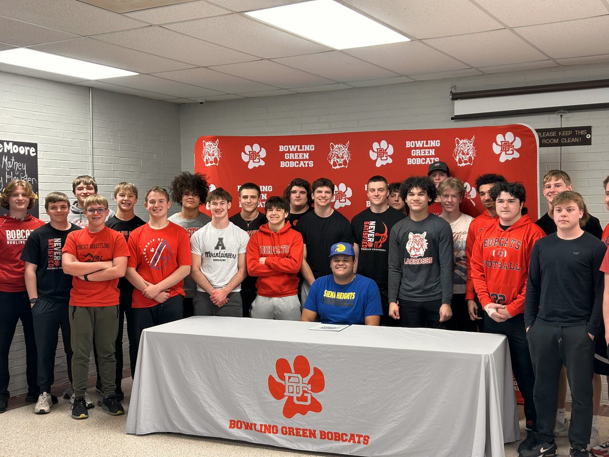 Congratulations to Navoia Ragin signing his letter of intent to continue his football career at Siena Heights!! #pawsup <a href="/SienaHeightsFB/">Siena Heights University Football</a>