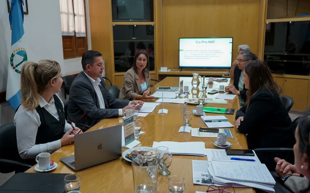 Mingobiernonqn's tweet photo. Con foco en la regionalización, se definió la agenda de plenarios del #COPRONAF (Consejo Provincial de Niñez, Adolescencia y Familia) en distintos puntos de la Provincia. El 9/4 será la primera reunión en #ChosMalal
Más info ➡️ https://t.co/32oVSbzTkJ
#MinisterioGobiernoNeuquén https://t.co/RCGNCTxnEU