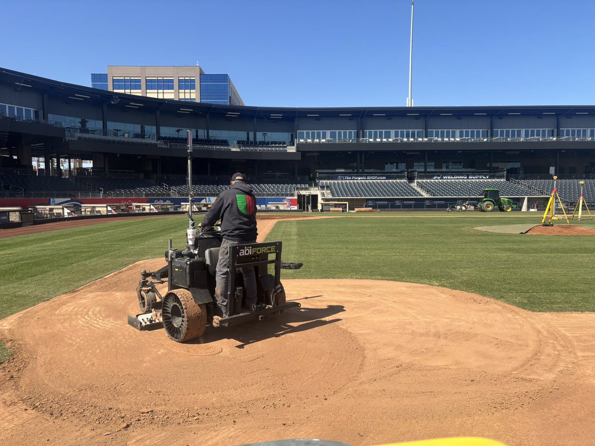 UnitedTurfnTrak's tweet photo. One last infield touch up for @sodpoodles. Grow baby grow 💦💦🌾⚾️ https://t.co/MKgA4Z1kPJ