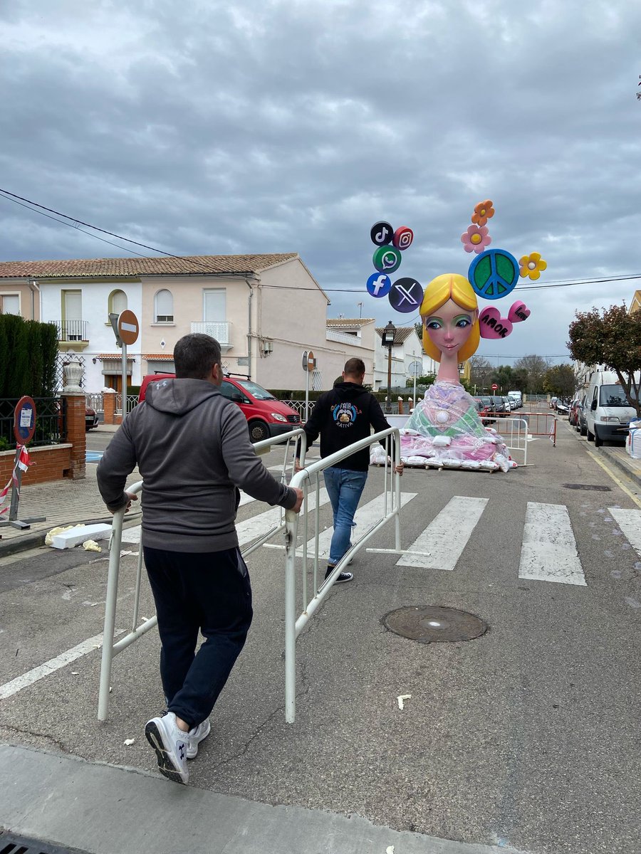 🔥 El nostre artista <a href="/XavierHerrero/">Xavier Herrero</a> ens ha plantat hui “A les palpentes”. Ara sí… ja estem en #falles!