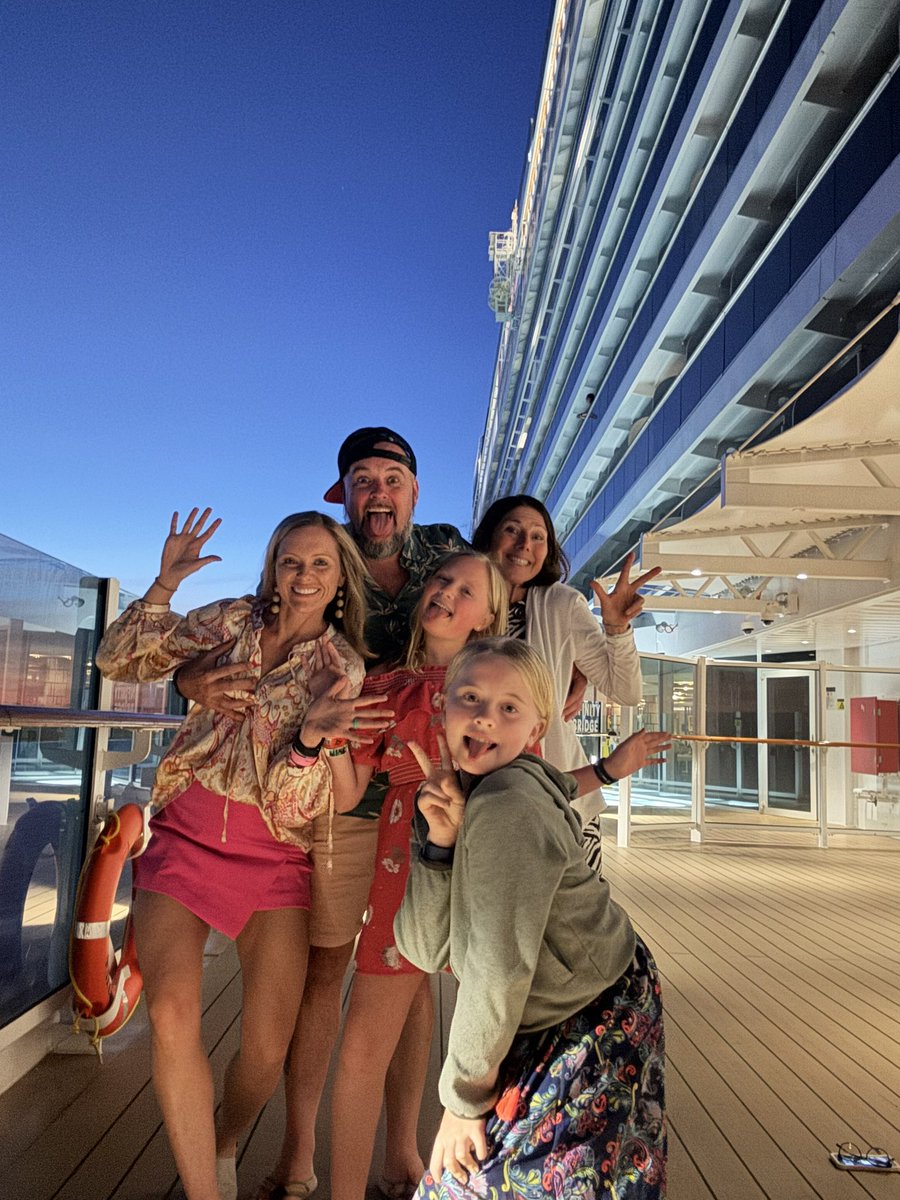 Unplugged for a week with this crazy travel crew and it was glorious 🚢 ☀️