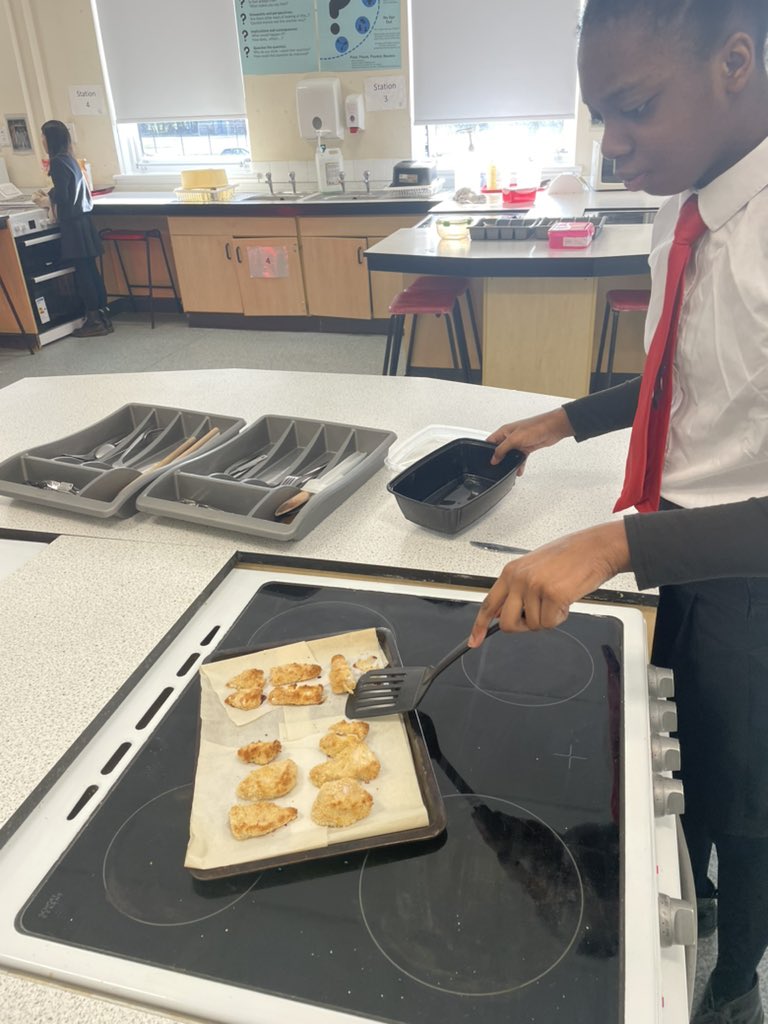 S1 ending their rotation with chicken goujons. Putting into practise their knowledge of food hygiene and safety. 👨‍🍳 👩‍🍳🤩