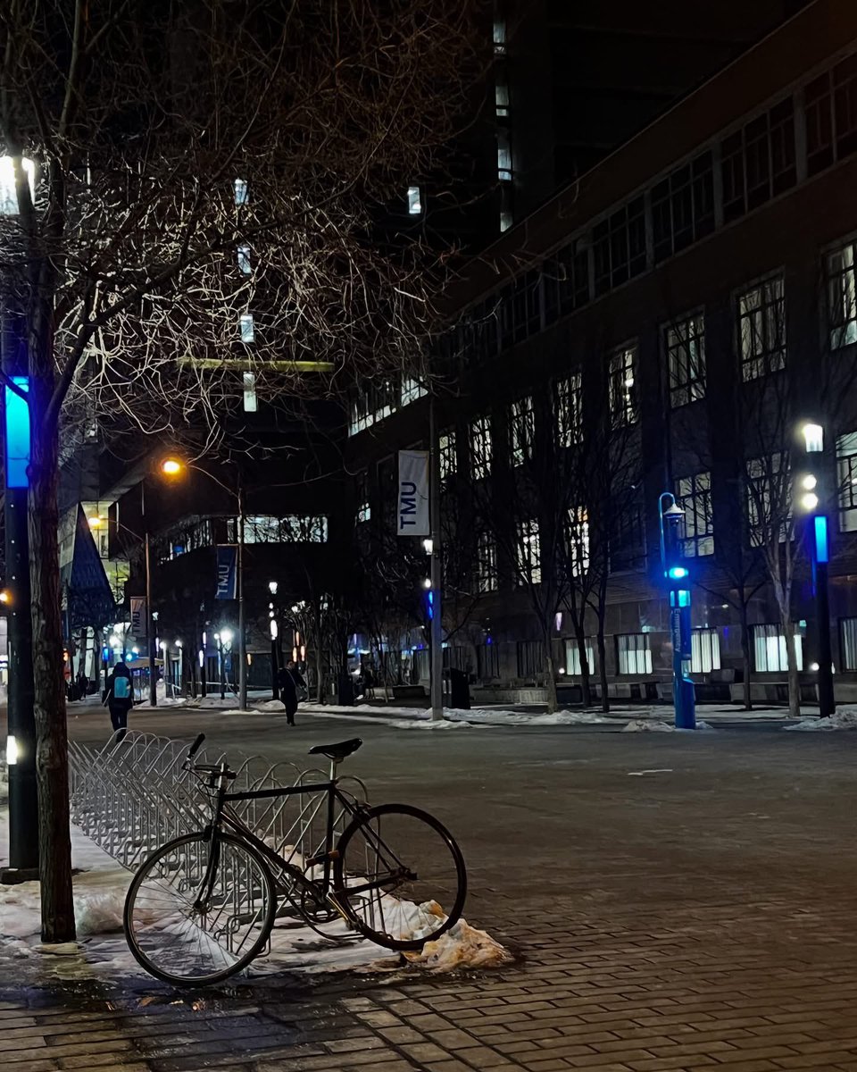 rubyandersonCA's tweet image. Still obsessed with this album 

#hitmehardandsoft #citylife #toronto #ootd #billieeilish