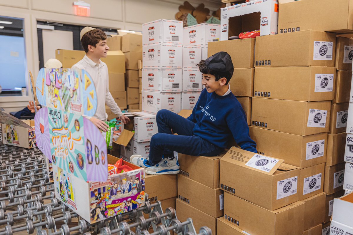 🎭✨The Hillel Yeshiva repeat packers surpassed previous records!👏💙 With heart and energy, they packed hundreds of Purim boxes filled with goodies and surprises!! 

From your Oorah Family, wishing you a beautiful, happy Purim!!🎉

#repeatpackers #purimpacked #oorah