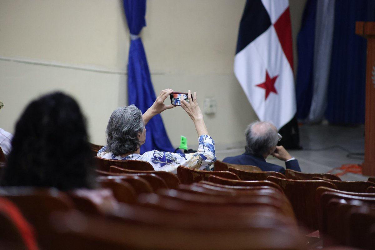 ☕🔬 Microorganismos y calidad del caté

En INDICASAT INVESTIGA, la Dra. Catherina Caballero presentó “Levaduras del proceso de fermentación del caté de Boquete”. 🌱🧪

Microbiología y tradición se unen para potenciar este producto insignia. 🚀

#INDICASATInvestiga #Ciencia