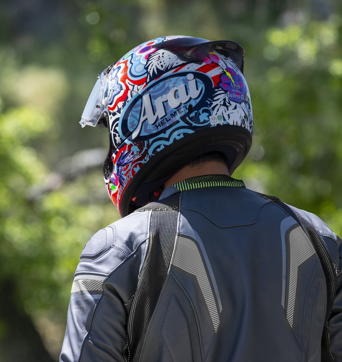 araihelmetjapan's tweet photo. トレードマークはアライグマ⁉️😳
奇抜なデザインに、極彩色で彩られたネイチャーアートグラフィック。海外で大人気のモデルが、国内にもラインアップ。
ヘルメットだけで目立つこと請け合いの、カラフル『#ジャングル2』出荷、週末はぜひショップでお手に取ってご覧ください。 https://t.co/2BcTNLFxWb