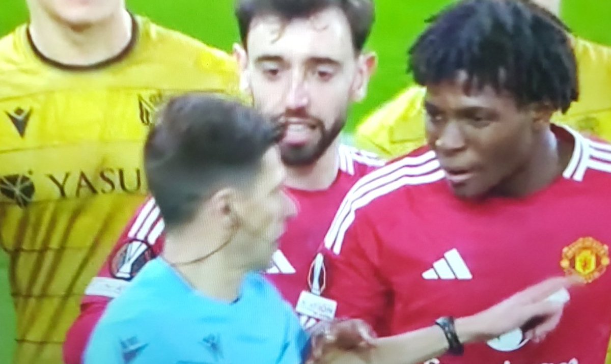 Patrick Dorgu hace un piscinazo de leyenda y tiene que decir a Benoit Bastien que se ha tirado para corregirle su decisión. Anteriormente, pitó dos penaltis inexistentes. 

Si este árbitro le toca a un Madrid o a un Barça, tenemos programa para cinco semanas. 

Horrible.