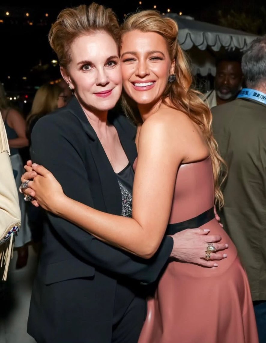 Elizbethperkins's tweet photo. #SXSW With my amazing cast mates of #AnotherSimpleFavor. Adore you @blakelively ❤️@AnnaKendrick47 @paulfeig @mikmorrone #henrygolding #alexnewell #andrewrannels #bashirsalahuddin #SXSW2025 Premieres May 1st on @PrimeVideo https://t.co/E9OFhzN9yD