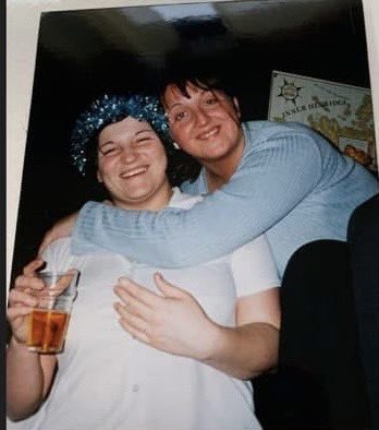 KellyCh5's tweet image. Love when you see an old photo you’ve never seen before!! 💗🙌🏼 Me and my baby sis loving life!! 😎💗 #25yearsago #besties #lochgoilhead #drimsynie