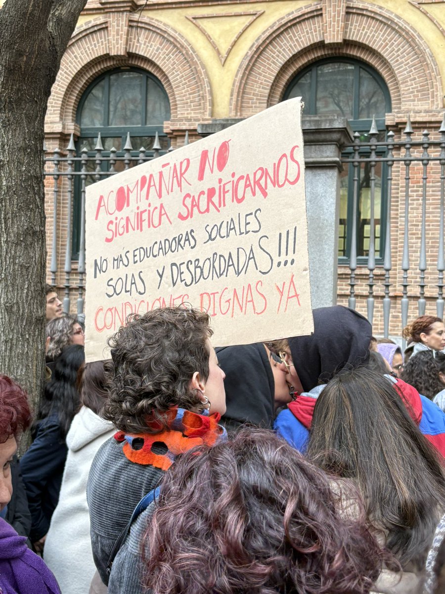 👉🏼 Compañeras y colegas luchando por su derecho a trabajar con dignidad y sacar adelante a nuestros/as niños, niñas y adolescentes 🌈

Orgullo de profesionales ✊🏼

#todassomosBelen