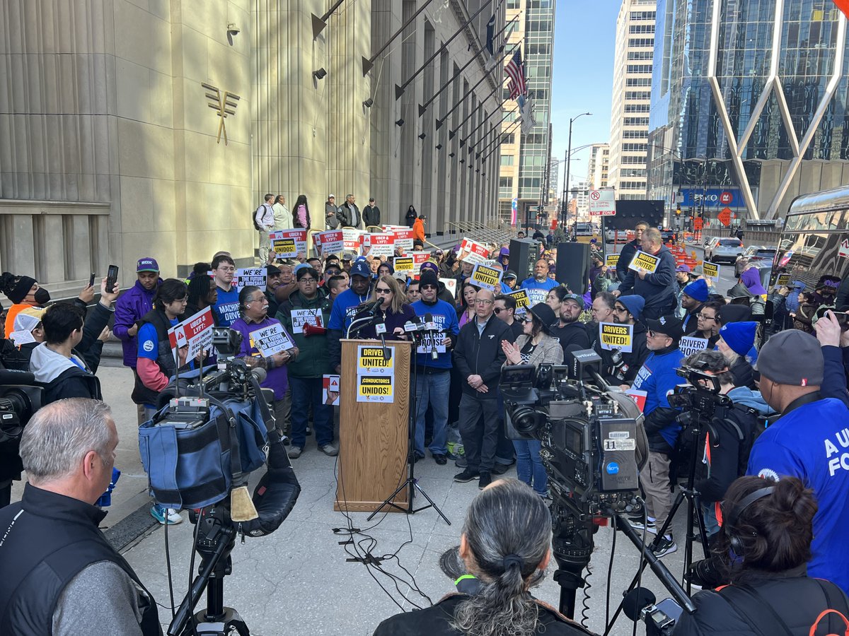 SEIU's tweet image. DRIVERS IN IL ARE JOINING FORCES.

Uber &amp;amp; Lyft are raking in profits while IL rideshare drivers struggle. @SEIULocal1, @MechLocal701 &amp;amp; @gig_chicago are uniting for legislation that grants fair wages, better conditions &amp;amp; a path to unionize. JOIN THE FIGHT 👉…