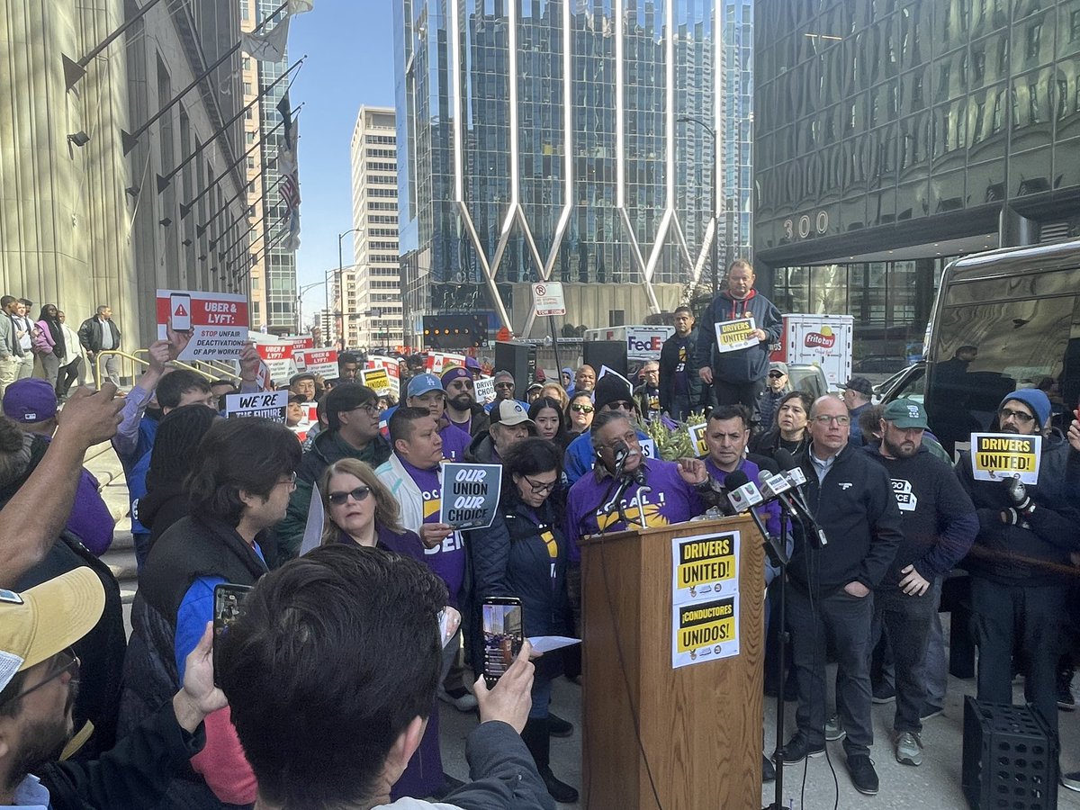 SEIU's tweet image. DRIVERS IN IL ARE JOINING FORCES.

Uber &amp;amp; Lyft are raking in profits while IL rideshare drivers struggle. @SEIULocal1, @MechLocal701 &amp;amp; @gig_chicago are uniting for legislation that grants fair wages, better conditions &amp;amp; a path to unionize. JOIN THE FIGHT 👉…