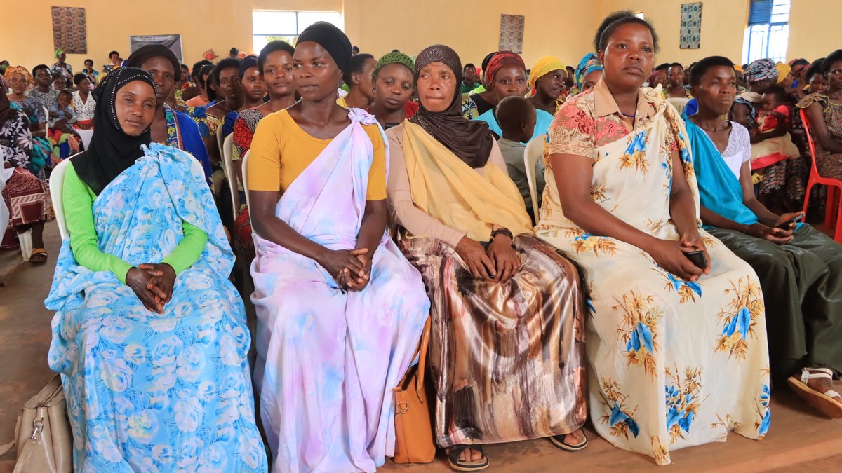 Kirehe District (@kirehedistrict) on Twitter photo Umuyobozi wāAkarere wungirije ushinzwe imibereho myiza <a href="/JanviereMukand4/">Janviere Mukandayisenga</a> yabibukije ko umugore ariwe shingiro,ipfundo n'igicumbi cyāibyiza byāumuryango no muri sosiyete,avuga ko imyitwarire yāumugore ari kimwe mu byubaka umuryango,abasaba kuba umusemburo wāiterambere mu ngo zabo Umuyobozi wāAkarere wungirije ushinzwe imibereho myiza <a href="/JanviereMukand4/">Janviere Mukandayisenga</a> yabibukije ko umugore ariwe shingiro,ipfundo n'igicumbi cyāibyiza byāumuryango no muri sosiyete,avuga ko imyitwarire yāumugore ari kimwe mu byubaka umuryango,abasaba kuba umusemburo wāiterambere mu ngo zabo