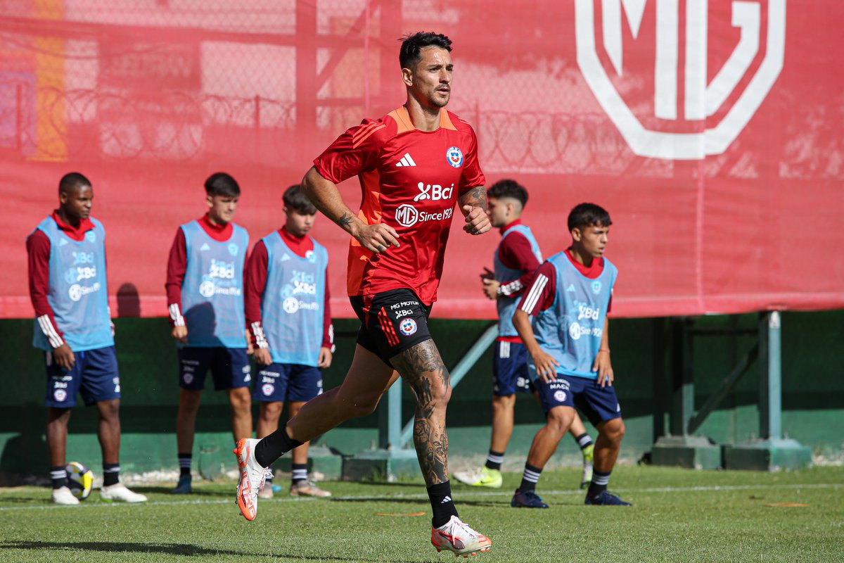 ¡Qué alegría verte con @laroja, Toro! 🥹🇨🇱

Nuestro Capitán Fernando Zampedri en su primer entrenamiento junto a la Selección Chilena ⚽️💥

¡#LosCruzados y #LasCruzadas te deseamos mucho éxito! ✊️

📸 Jorge Díaz - Comunicaciones FFCh