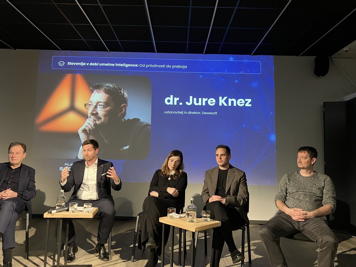 alja_brglez's tweet image. Trboveljski #Katapult je prostor silnega navdiha. Jure Knez pa je človek silnega navdiha, odprtega pogleda in širokega srca. Danes gostita novo javno razpravo @sodelujmo, vodi jo @MBAndrijanic, njegovi gostje so sijajni, dvorana je polna, začelo se je!