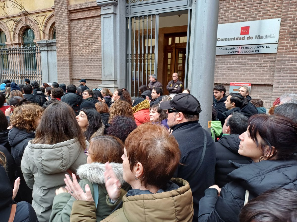cgtzonasur's tweet photo. SECTOR SOCIAL | Concentración en #Madrid, para exigir responsabilidades por el asesinato de una #EducadoraSocial en su puesto de trabajo en Badajoz

Todas #SomosBelén

¡Sus beneficios, nuestras muertas!

@Junta_Ex @empleogob
¡La #PrecariedadLaboral mata! https://t.co/IyK0vbhFzn