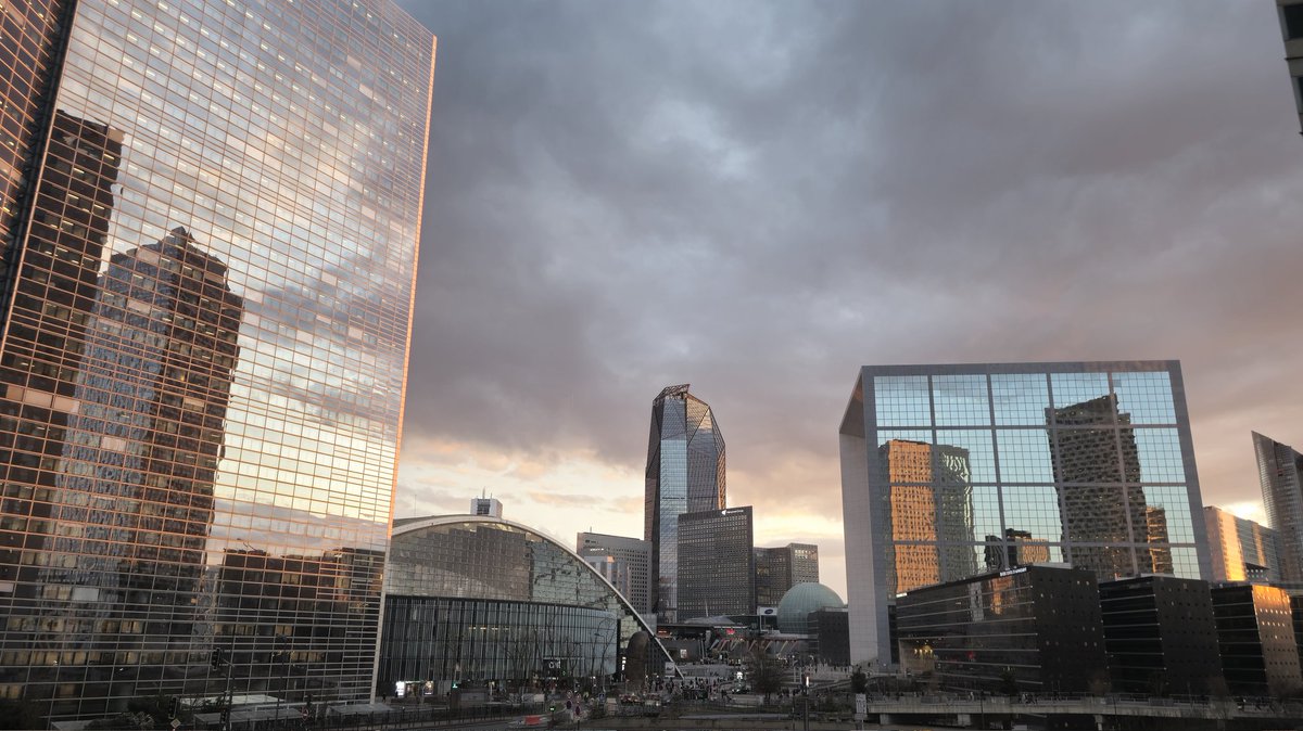 samajestay's tweet image. Suite à la sortie de #bref2 j’ai vu un monde clamer sur Tiktok qu’il faut arrêter de croire que #LaDéfense c’est un endroit où on aura une carrière épanouissante. En attendant c’est pas trop cheum en fin de journée :)