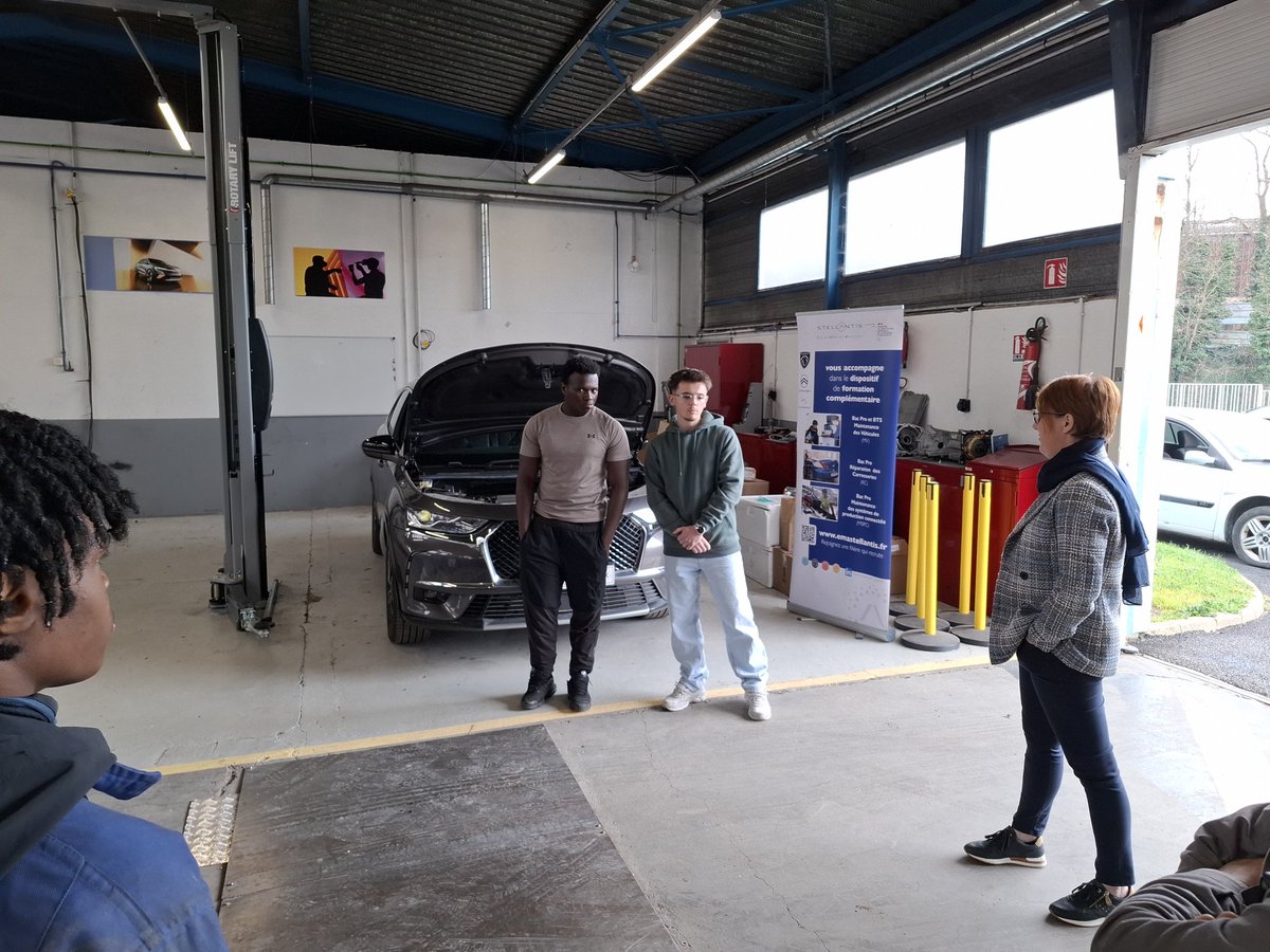 Aujourd'hui au lycée Cugnot de Neuilly sur Marne, se tenait la remise des "labels Stellantis" pour nos anciens élèves de Bac Pro.

Félicitations à nos élèves pour cette qualification supplémentaire ! Et un grand bravo aux enseignants pour leur accompagnement !