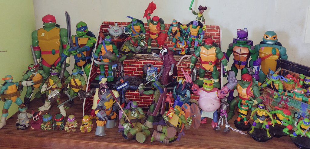 Finally got to fix a bit of my turtle shelf!🐢✨

Its still not enough but will hopefully buy a glass display case soon TwT

#rottmnt #tmnt